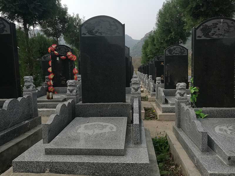 传统双穴立碑