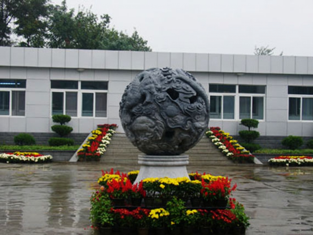 天山陵园广场