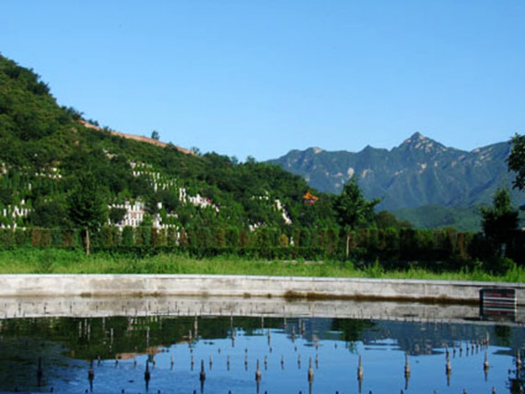 天山陵园