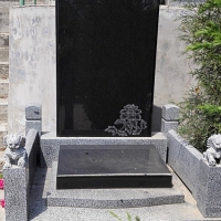 花纹黑碑
