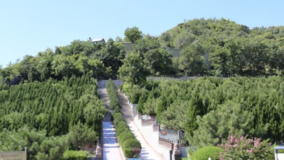 温泉墓园山势