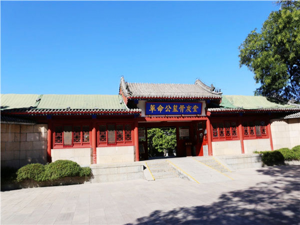 八宝山大门
