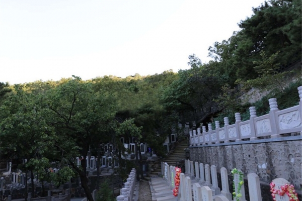 金山陵园风水格局详解：环境优势与选址讲究